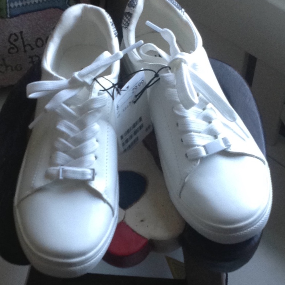 NWT H&M white sneakers